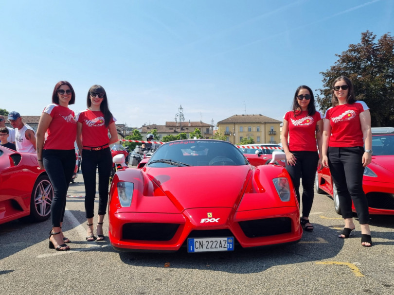 Le Ferrari colorano di rosso la città di Casale